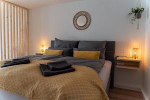 ein Schlafzimmer mit einem Bett mit zwei Handtüchern darauf in der Unterkunft Green-Art-Living: NEW BOHO Style Central für 2 in Kempten