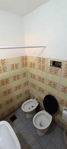 baño con 2 aseos y lavamanos en Carlos Paz Centric Apartaments en Villa Carlos Paz