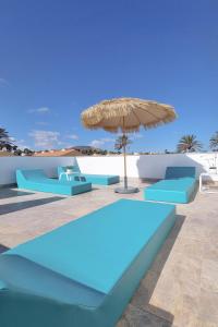 Bazén v ubytování The Moss - Luxury Villa in Corralejo near the Beach nebo v jeho okolí