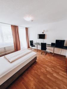 um quarto de hotel com uma cama e uma secretária em Zentral Hotel em Bad Füssing