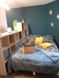 - une chambre dotée d'un lit avec un mur bleu dans l'établissement charmant studio Beauvais proche centre, gare , et aéroport., à Beauvais