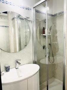 une salle de bain avec une douche, un lavabo et un miroir dans l'établissement Acciuga, à Monterosso al Mare