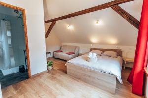 1 dormitorio con 1 cama y escritorio en una habitación en Aux Cerfs des Vignes - L'annexe en Scherwiller