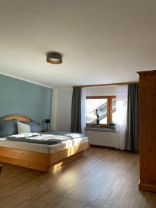 ein Schlafzimmer mit einem Holzbett und einem Fenster in der Unterkunft Ferienhaus Janne in Monschau
