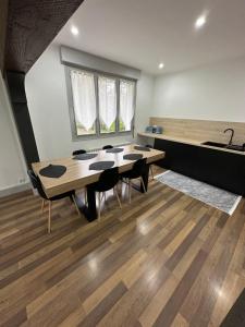 jadalnia ze stołem, krzesłami i umywalką w obiekcie Gîte d'Esila w mieście Saint-Aignan