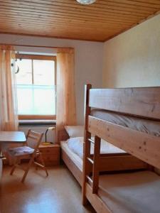 1 dormitorio con litera y ventana en Moierhof, en Treffelstein