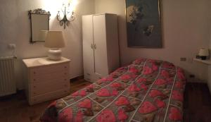 a bedroom with a bed and a dresser and a bed sidx sidx at VILLETTA CON SPIAGGIA PRIVATA ALLE DUNE in Castiglione della Pescaia