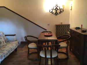 a dining room with a table and chairs and a bed at VILLETTA CON SPIAGGIA PRIVATA ALLE DUNE in Castiglione della Pescaia