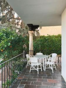 un patio con tavolo e sedie su un balcone di Villa a los pies de la Alhambra a Granada