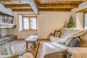 ein Wohnzimmer mit Sofa und Weihnachtsbaum in der Unterkunft Apartamento a pie de pistas en el Tarter in El Tarter