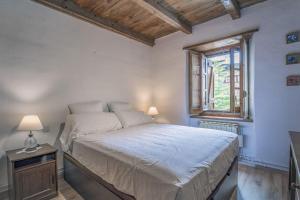 ein Schlafzimmer mit einem großen Bett und einem Fenster in der Unterkunft Apartamento a pie de pistas en el Tarter in El Tarter