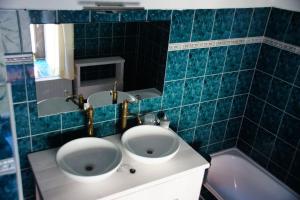 a bathroom with two sinks and a tub at Worthwhile-Days FeWo Kleinschwabhausen in Kleinschwabhausen