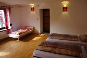 a room with three beds in a room at Worthwhile-Days FeWo Kleinschwabhausen in Kleinschwabhausen