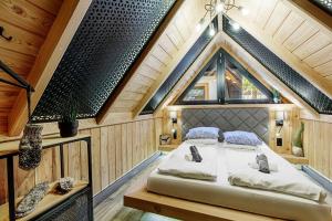 sypialnia w domku na drzewie z łóżkiem w obiekcie Chatka Kryjówka w mieście Kościelisko
