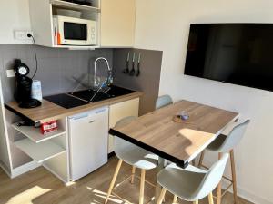 Kuchyňa alebo kuchynka v ubytovaní Les Capitelles 97 - Studio vue mer - residence avec piscine - Wifi - Parking
