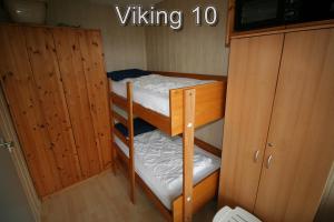 a small room with two bunk beds on a boat at Appartementen Zuiderstrand in Westkapelle