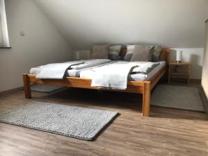 una cama de madera con almohadas en una habitación en Jakobs Hütte en Bad Berleburg