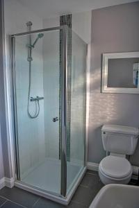 een badkamer met een douche en een toilet bij Oakland in Kettering