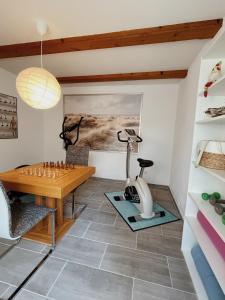 een kamer met een schaakbord en een tafel bij Gemütliches Landhaus in Harmsdorf in Harmsdorf