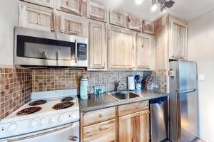 Nhà bếp/bếp nhỏ tại High Country Nest in Winter Park- Unit 16