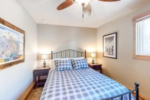 Giường trong phòng chung tại High Country Nest in Winter Park- Unit 16
