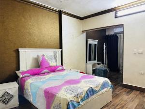 a bedroom with a large bed with pink pillows at 91 الميرلاند الدور 8 in Cairo