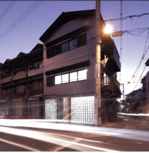 un edificio con una luz en el lateral de una calle en Osaka Glitter 3 floor whole house 6-10 ppl 5mins walk to station en Osaka