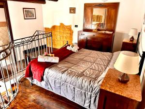 una camera con letto e tavolo con lampada di La Trinacria a Agrigento