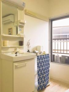 una cucina con un lavandino e una finestra di Osaka Glitter 3 floor whole house 6-10 ppl 5mins walk to station ad Osaka