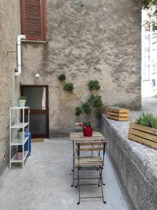 una mesa con plantas al lado de un edificio en La Torre, en Santo Padre