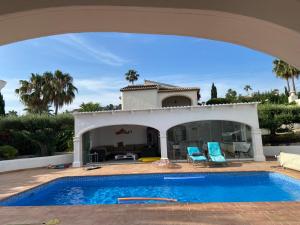 Bazén v ubytování Jávea Villa entière piscine et cuisine d'été à pinosol nebo v jeho okolí