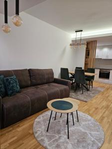Vrnjačka Banja的住宿－Mimi，客厅配有棕色沙发和桌子