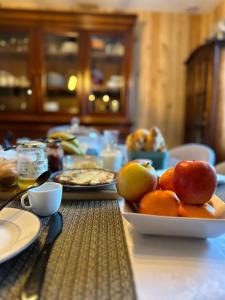 a table with a plate of fruit on it at Kartier chambre deluxe in Plouguenast