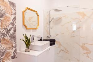 un bagno con lavandino e specchio di Papaya Cottage Punta del Hidalgo La Azócar a Punta del Hidalgo Altre 53 foto