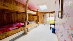 - une chambre avec 2 lits superposés dans une maison dans l'établissement Carwyns Surf House, à Seignosse