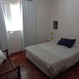 a bedroom with a large bed and a window at Departamento San Lorenzo para 4 personas in Mendoza
