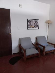 two chairs sitting in a room next to a wall at Departamento San Lorenzo para 4 personas in Mendoza