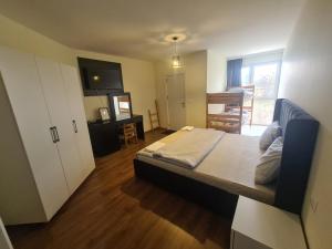 1 dormitorio con 1 cama y 1 habitación con ventana en Hotel Frida en Gjakove