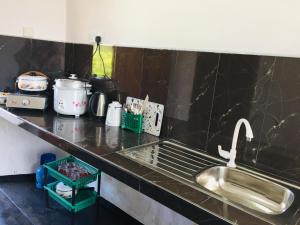 La cuisine est équipée d'un évier et d'un comptoir avec évier. dans l'établissement Sun and Sand Apartment, à Ahangama