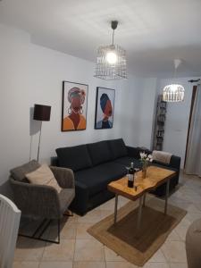 ein Wohnzimmer mit einem Sofa und einem Tisch in der Unterkunft Relax Apartment Costa Esuri in Ayamonte