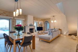 Un televizor și/sau centru de divertisment la Grand Villa Rêve Naousa Paros