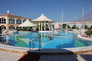 una gran piscina frente a un edificio en Jambo die etwas andere Ferienwohnung am(im) Meer, en Rogoznica