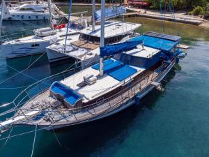 Un barco está atracado en un muelle en el agua. en Jambo die etwas andere Ferienwohnung am(im) Meer, en Rogoznica