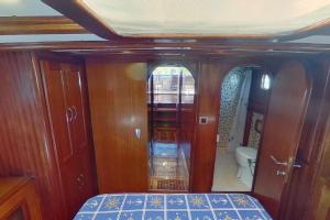 Habitación de madera con cama y baño. en Jambo die etwas andere Ferienwohnung am(im) Meer, en Rogoznica