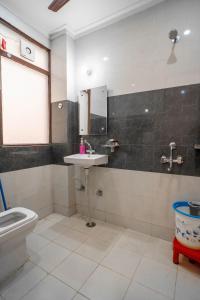 Et badeværelse på The Lodgers 2 BHK Serviced Apartment infront of Artemis Hospital Gurgaon