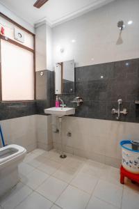 Koupelna v ubytování The Lodgers 2 BHK Serviced Apartment infront of Artemis Hospital Gurgaon