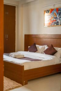 Uma cama ou camas num quarto em The Lodgers 2 BHK Serviced Apartment infront of Artemis Hospital Gurgaon