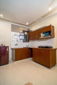The Lodgers 2 BHK Serviced Apartment infront of Artemis Hospital Gurgaonにあるキッチンまたは簡易キッチン
