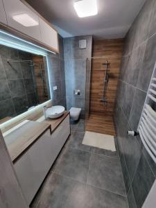 a bathroom with a tub and a toilet and a shower at Apartment Kazimierza Wielkiego in Kętrzyn