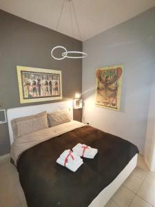 une chambre avec un lit avec deux serviettes dessus dans l'établissement O SOLE MIO, à Agrigente